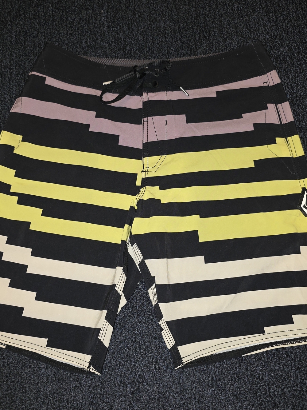 Volcom Mod-Tech Mens Striped Board Shorts Drawstring Back Pocket Black Yellow 29